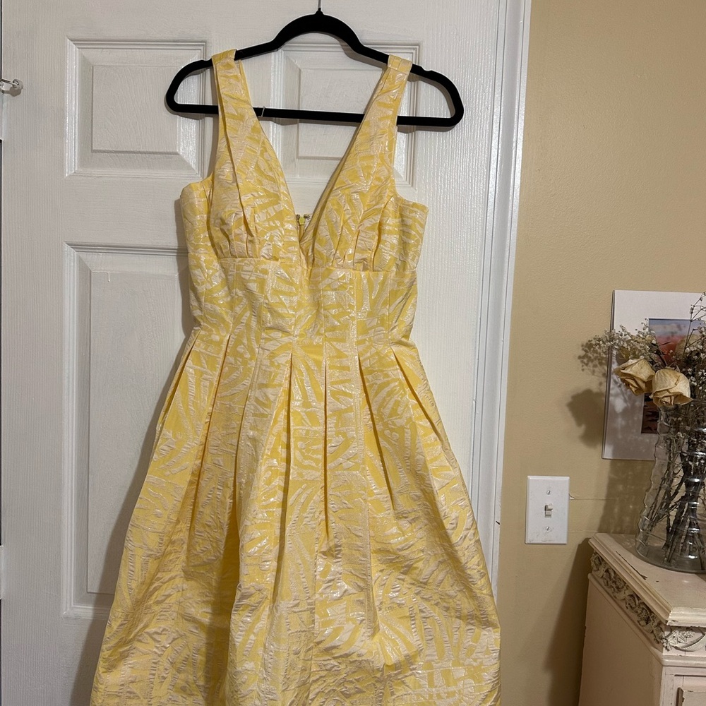 Vera Wang Yellow V-Neck Spring Dress